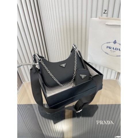 PRADA 사피아노 가죽 테수토