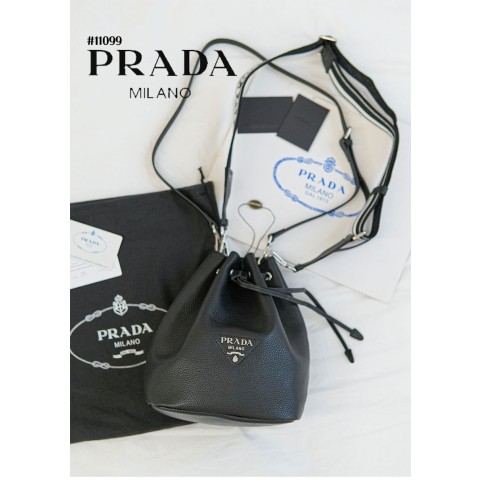 PRADA] 프라다 매장판 23SS 로고 비텔로 다이노 은장로고 버킷백