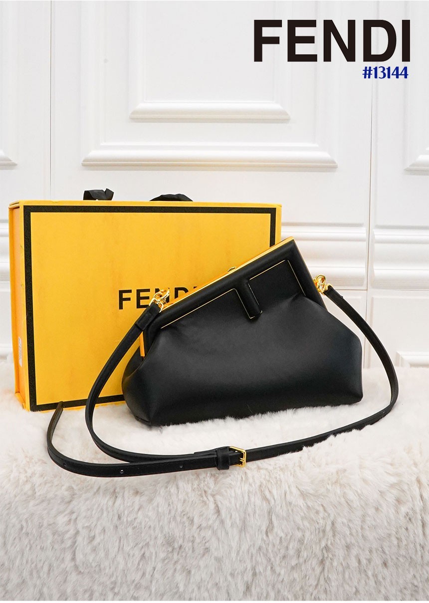 [FENDI] 펜디 퍼스트 블랙 레더 클러치 백 스몰