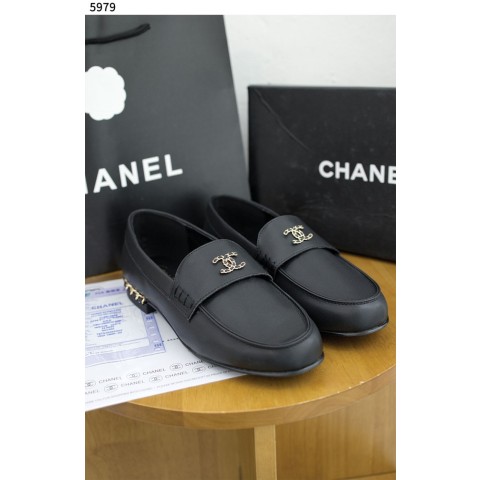 [Chanel] 수입고급 샤넬 레더 힐 체인 디테일 로퍼