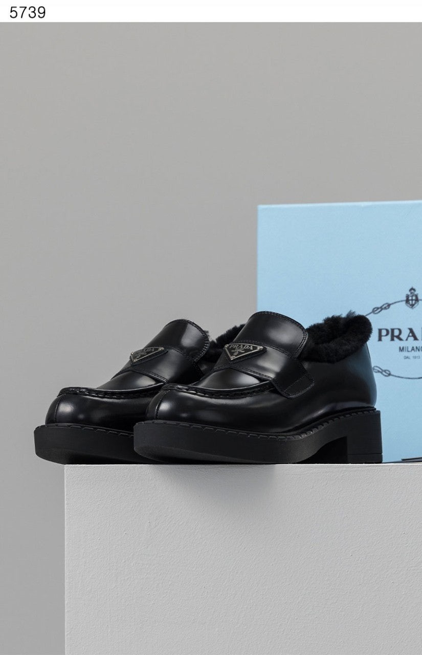 [PRADA] 수입프리미엄급 브러쉬드 레더 블랙 퍼 시어링 로퍼